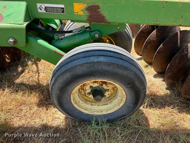 image for item DQ2157 John Deere 650  disk