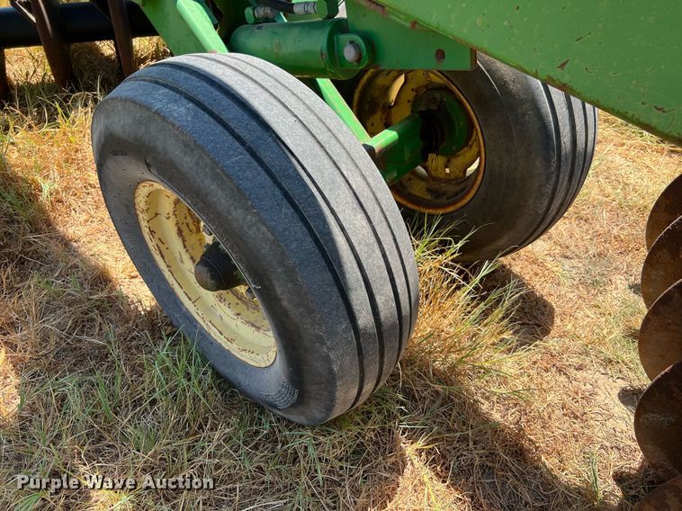 image for item DQ2157 John Deere 650  disk