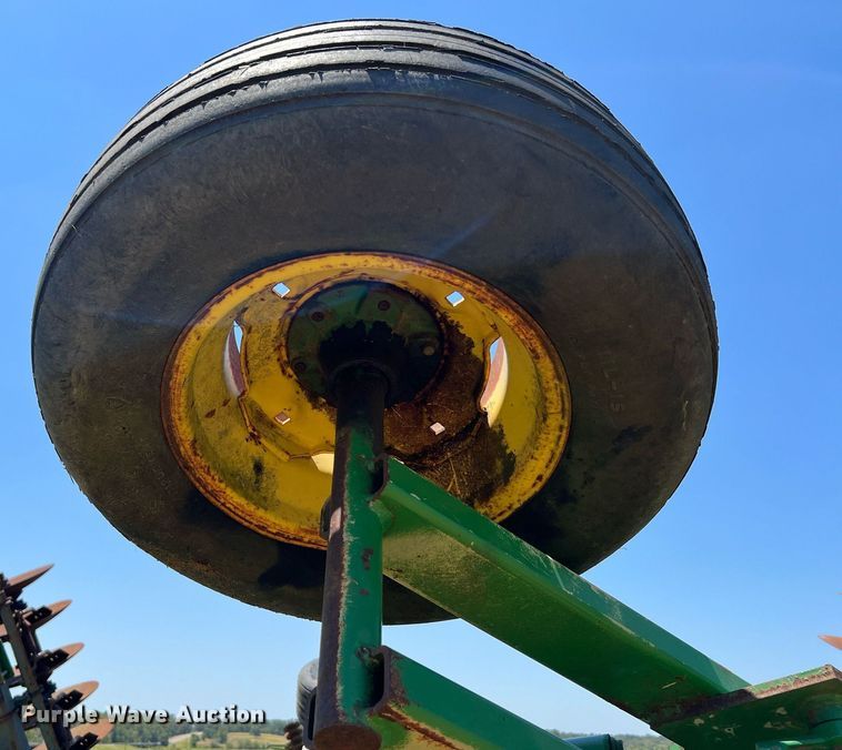 image for item DQ2157 John Deere 650  disk