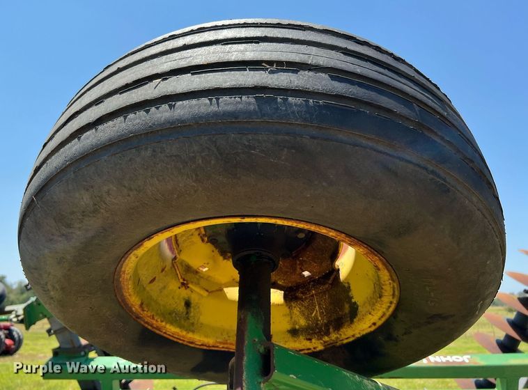 image for item DQ2157 John Deere 650  disk