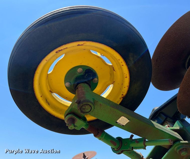 image for item DQ2157 John Deere 650  disk