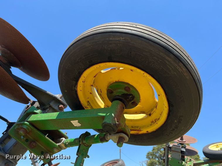 image for item DQ2157 John Deere 650  disk