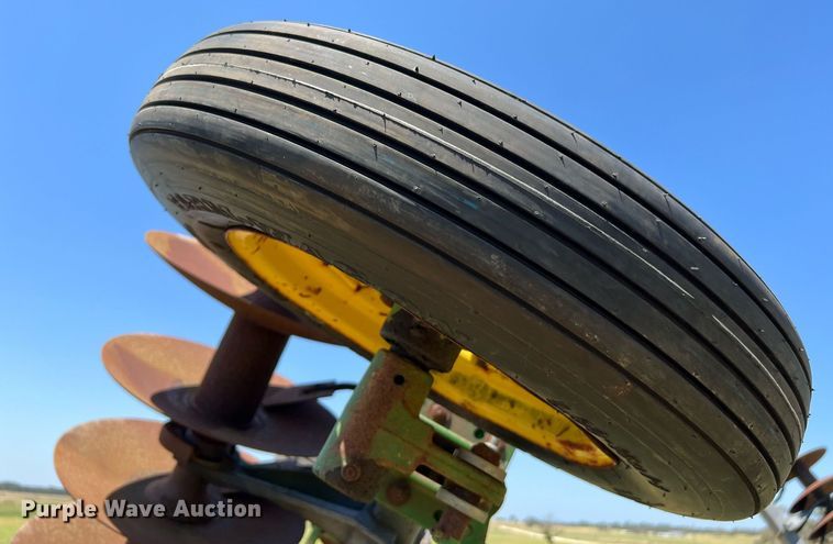 image for item DQ2157 John Deere 650  disk