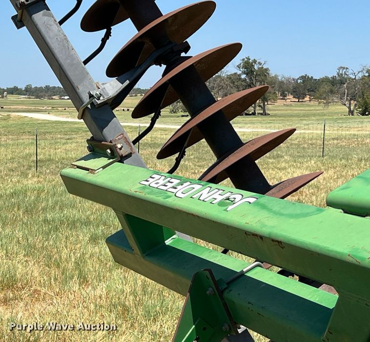 image for item DQ2157 John Deere 650  disk