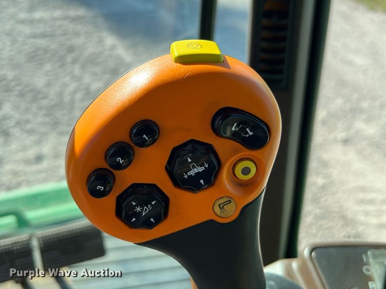 image for item DQ2161 2005 John Deere 9860 STS  combine