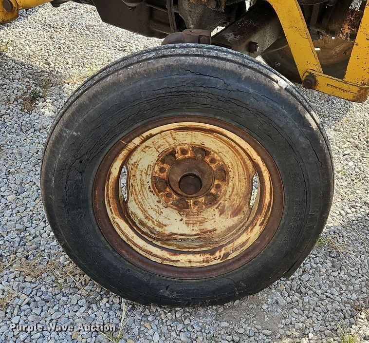 image for item LB9534 1960 Massey Ferguson 65  tractor