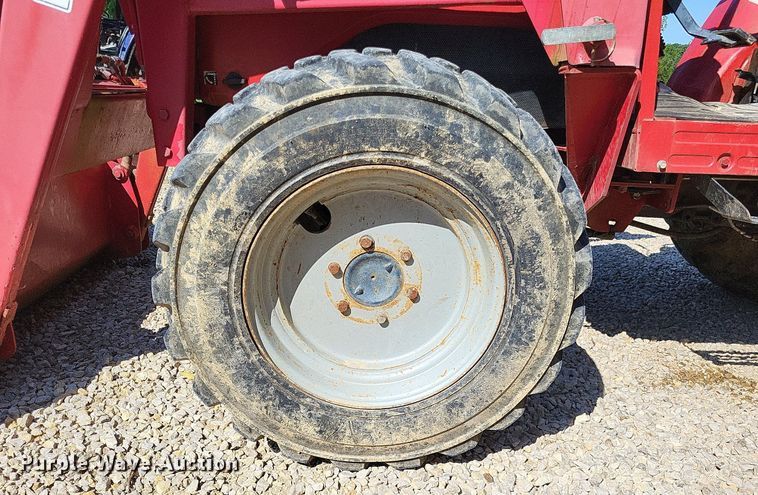 image for item LS9665 2000 Massey Ferguson 1250  MFWD tractor