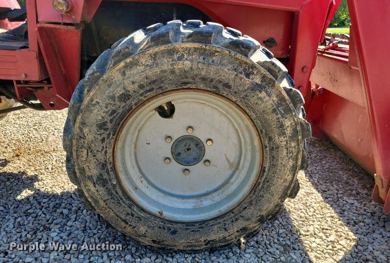image for item LS9665 2000 Massey Ferguson 1250  MFWD tractor