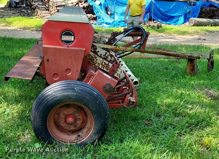 image for item LS9667 Melroe 244 grain drill