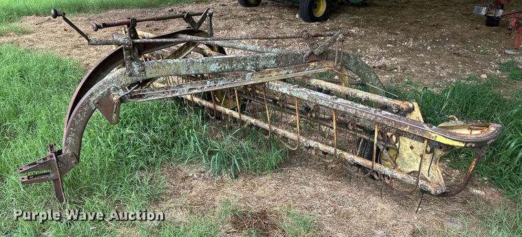 image for item ML9153 New Holland 258  hay rake