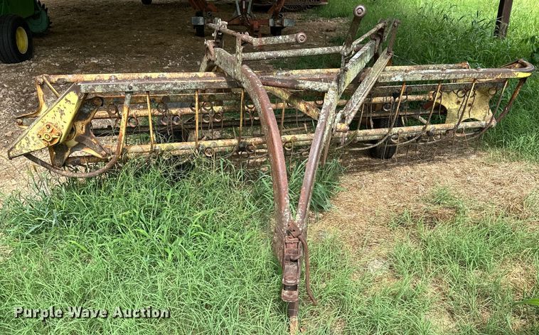 image for item ML9153 New Holland 258  hay rake