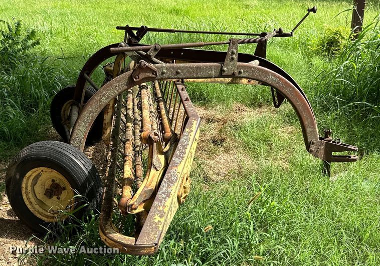 image for item ML9153 New Holland 258  hay rake