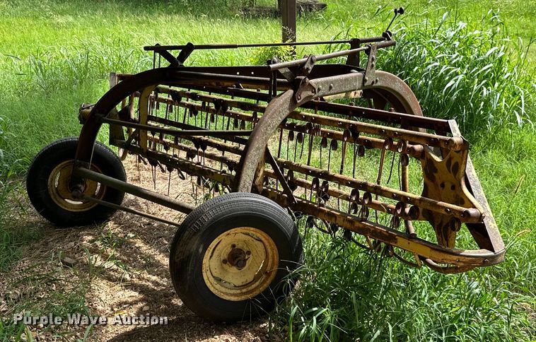 image for item ML9153 New Holland 258  hay rake