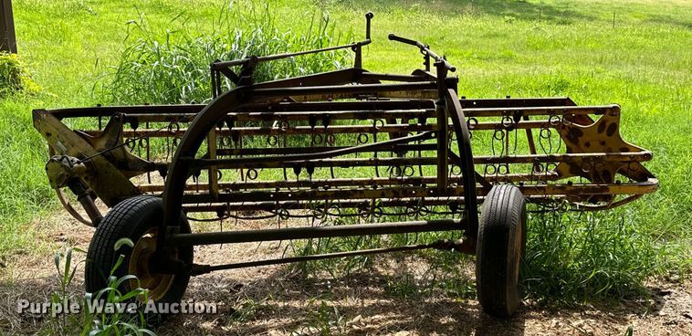 image for item ML9153 New Holland 258  hay rake