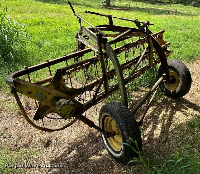 image for item ML9153 New Holland 258  hay rake