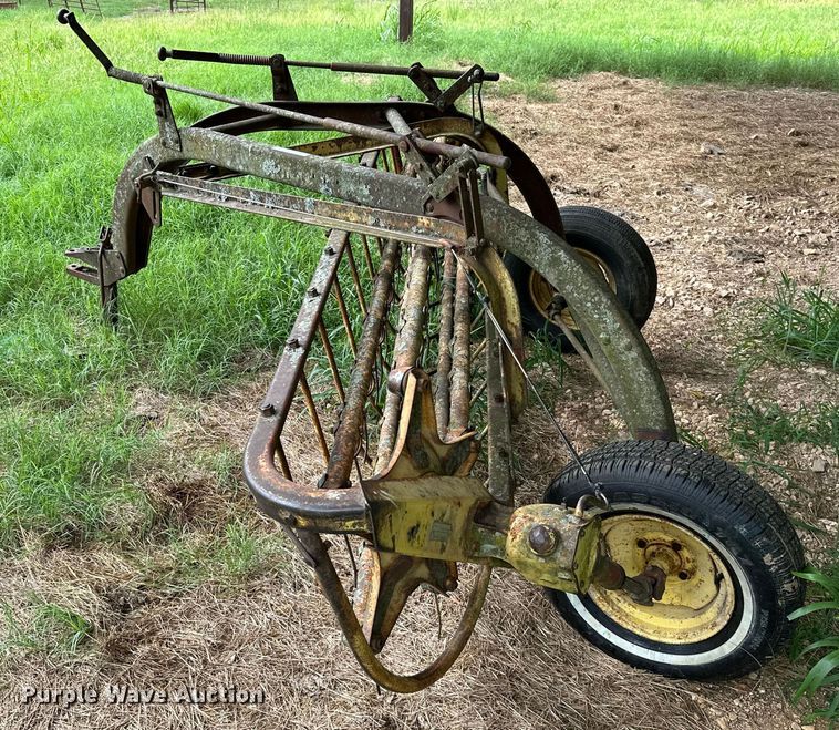 image for item ML9153 New Holland 258  hay rake
