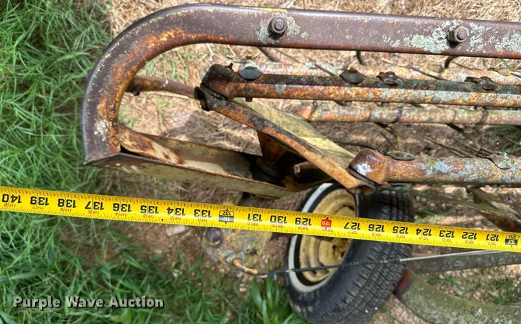 image for item ML9153 New Holland 258  hay rake