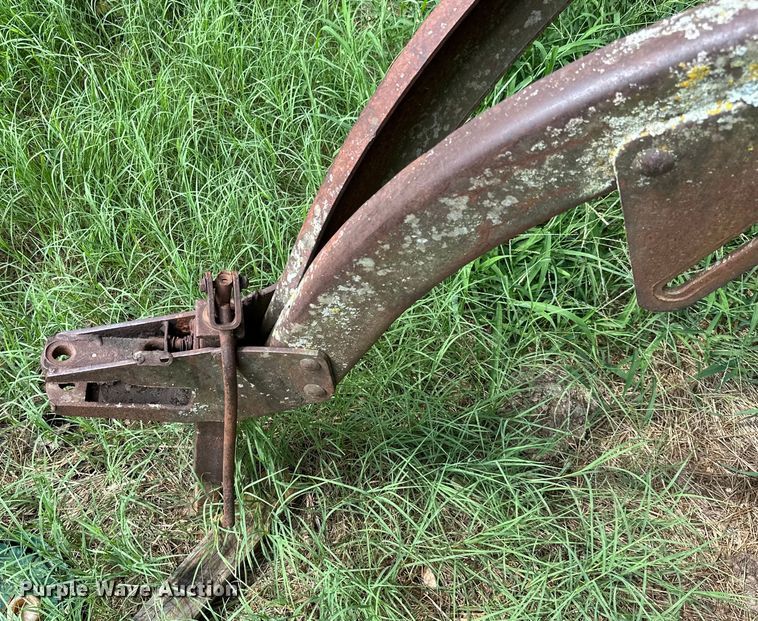 image for item ML9153 New Holland 258  hay rake