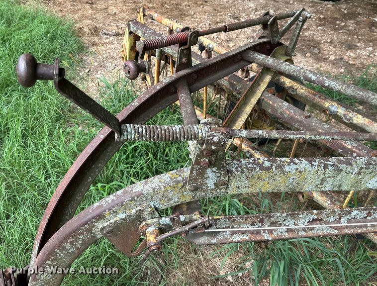 image for item ML9153 New Holland 258  hay rake