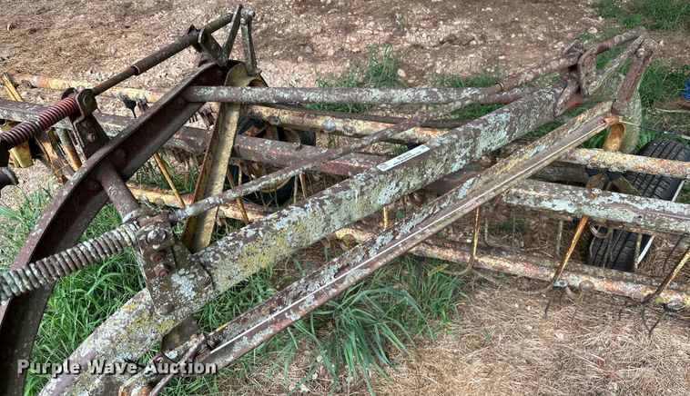 image for item ML9153 New Holland 258  hay rake