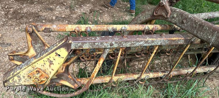 image for item ML9153 New Holland 258  hay rake