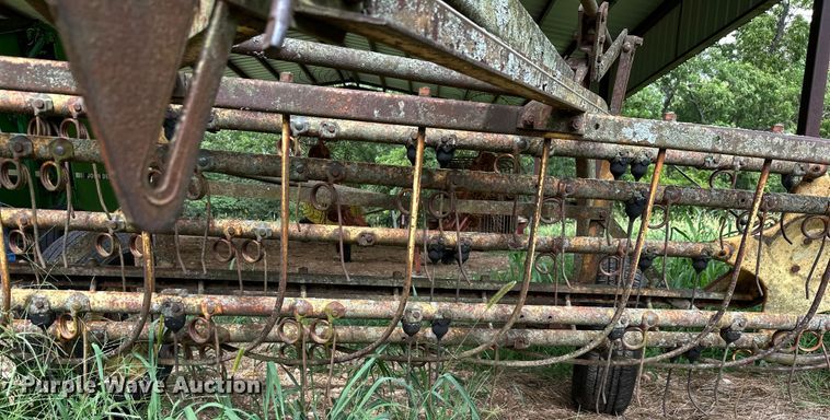 image for item ML9153 New Holland 258  hay rake