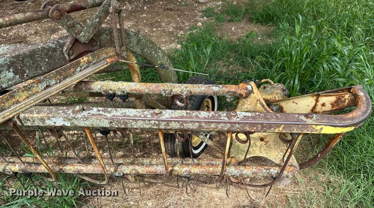 image for item ML9153 New Holland 258  hay rake