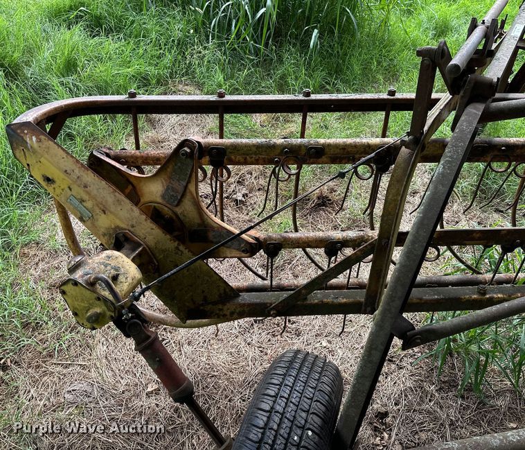 image for item ML9153 New Holland 258  hay rake