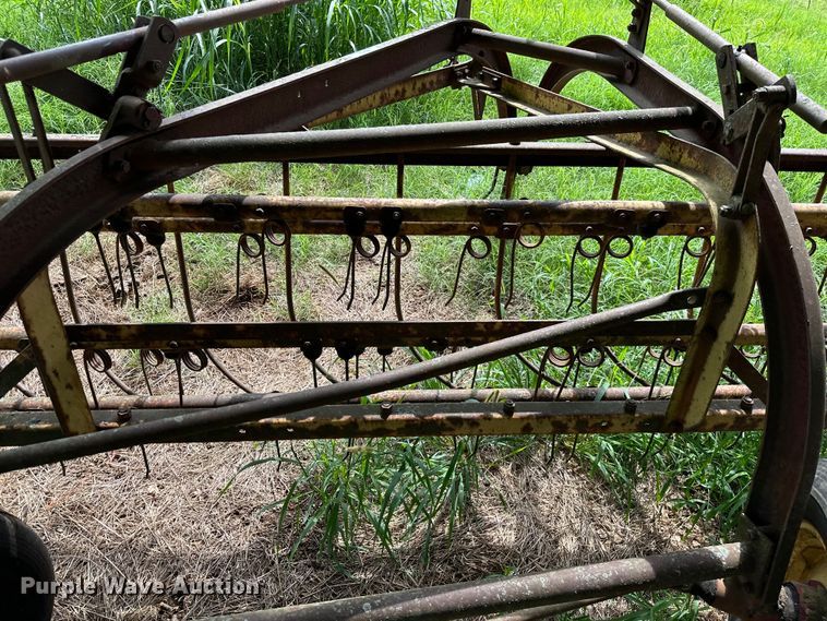 image for item ML9153 New Holland 258  hay rake