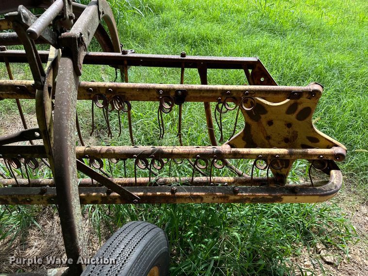 image for item ML9153 New Holland 258  hay rake