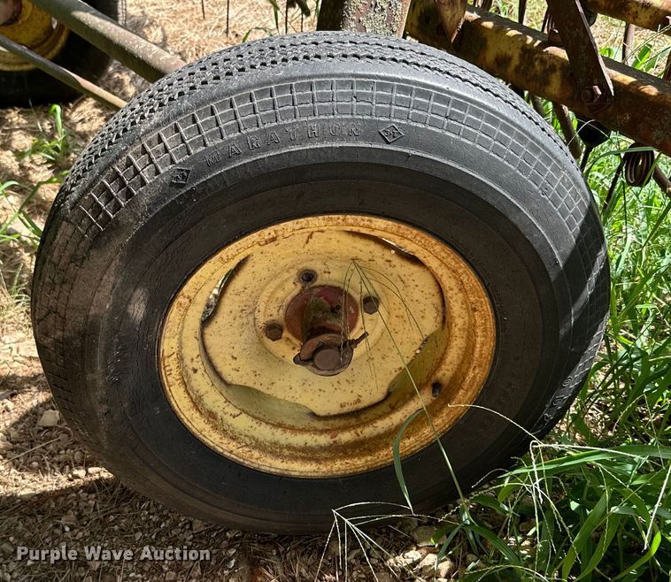 image for item ML9153 New Holland 258  hay rake