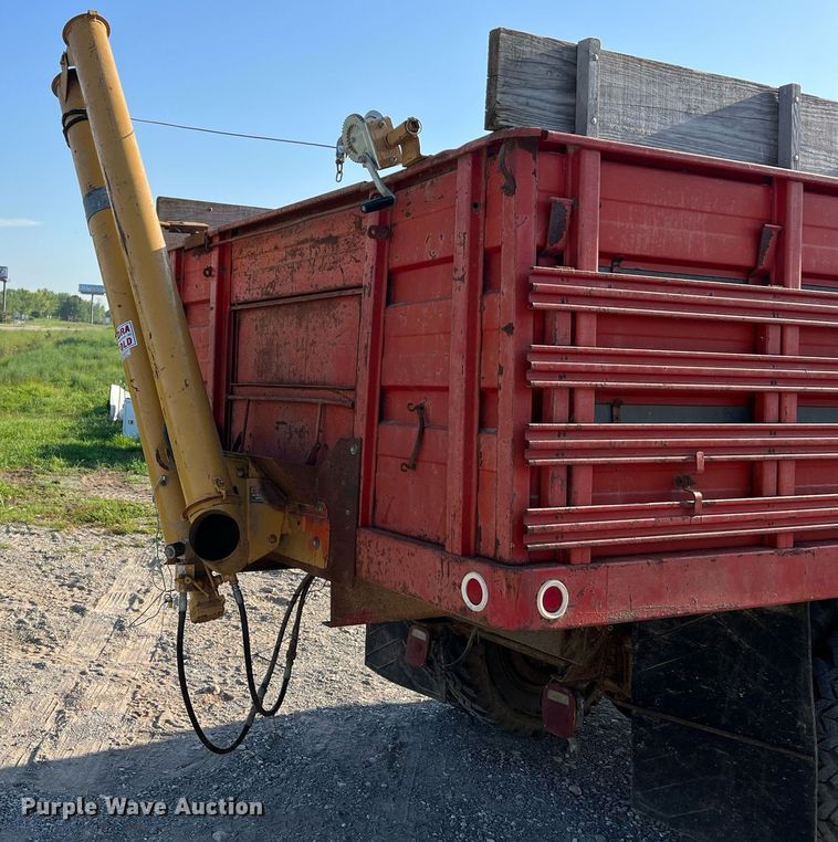 image for item NA9138 1976 International Loadstar 1600  grain truck