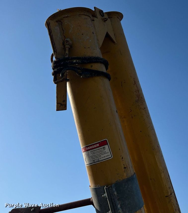 image for item NA9138 1976 International Loadstar 1600  grain truck