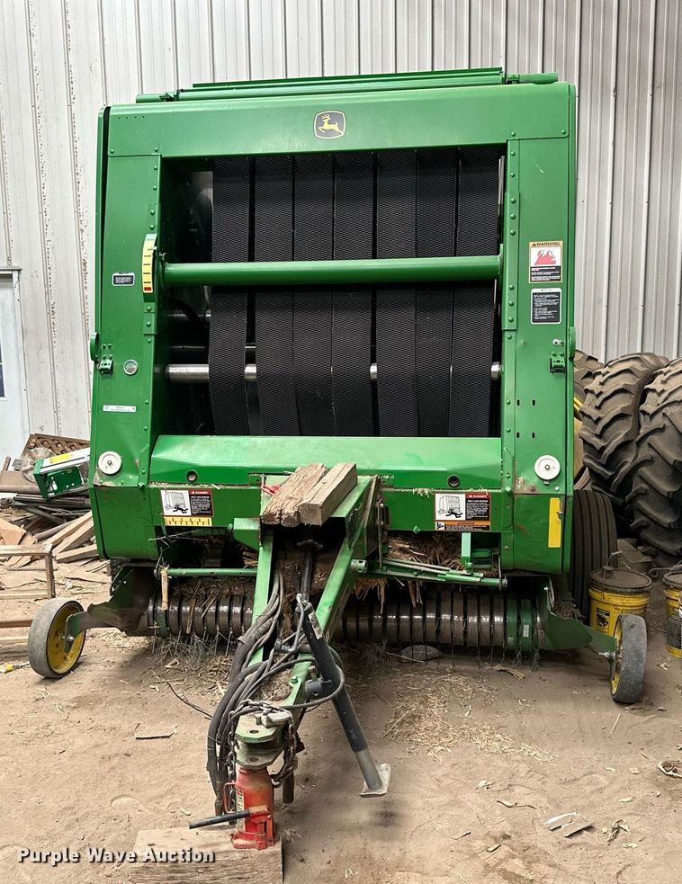 image for item NP9417 2004 John Deere 567  round baler