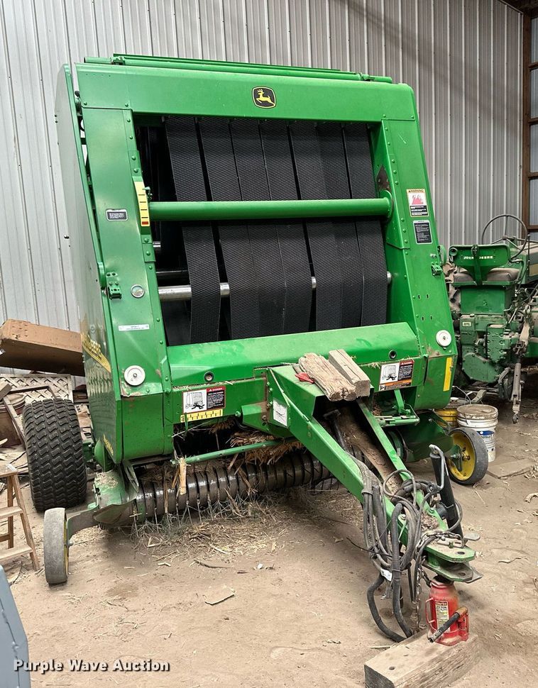 image for item NP9417 2004 John Deere 567  round baler