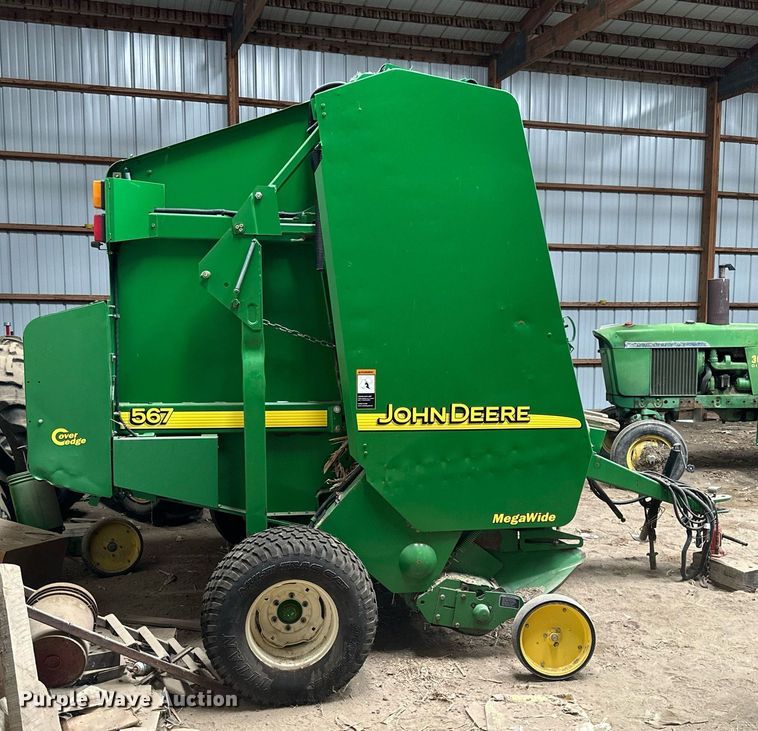 image for item NP9417 2004 John Deere 567  round baler