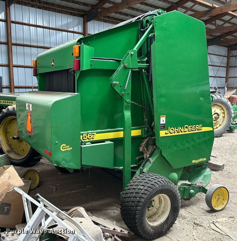 image for item NP9417 2004 John Deere 567  round baler