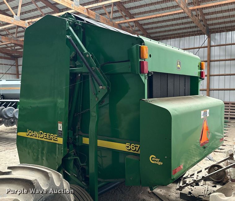 image for item NP9417 2004 John Deere 567  round baler