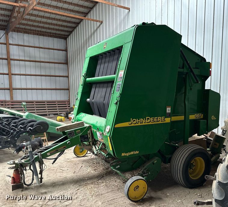 image for item NP9417 2004 John Deere 567  round baler