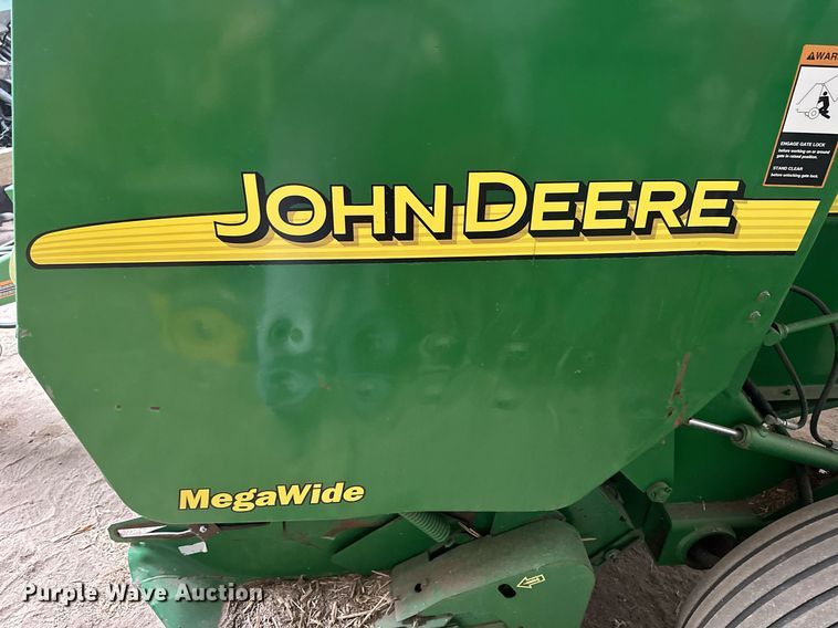 image for item NP9417 2004 John Deere 567  round baler