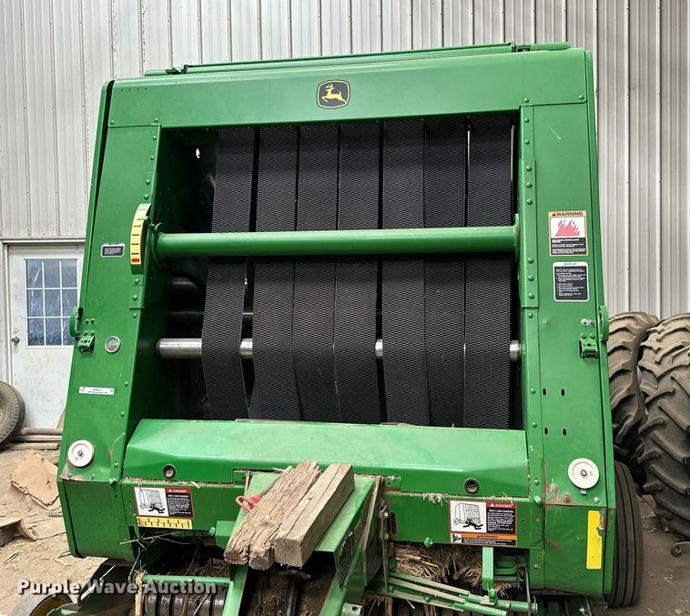 image for item NP9417 2004 John Deere 567  round baler