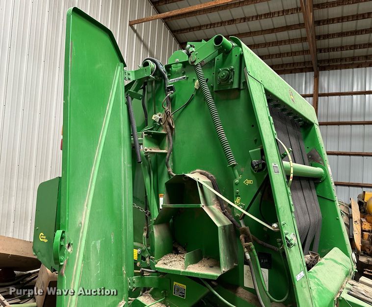 image for item NP9417 2004 John Deere 567  round baler