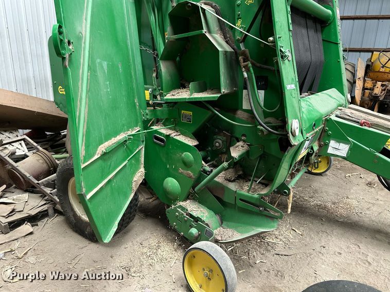 image for item NP9417 2004 John Deere 567  round baler