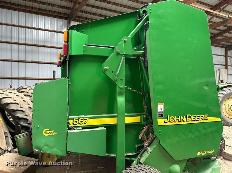 image for item NP9417 2004 John Deere 567  round baler