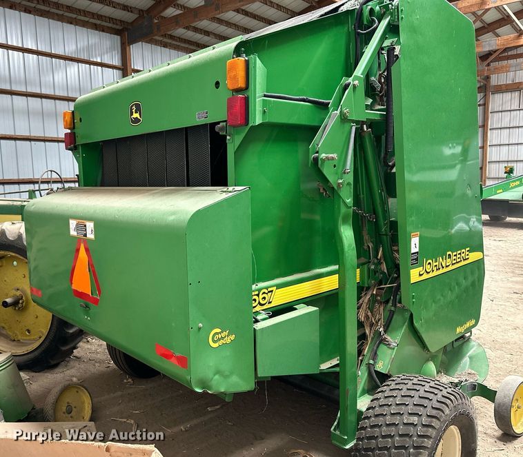 image for item NP9417 2004 John Deere 567  round baler