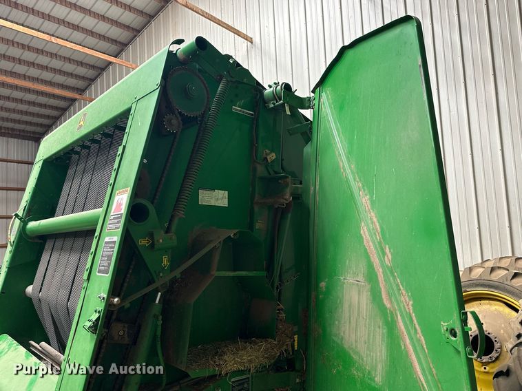 image for item NP9417 2004 John Deere 567  round baler