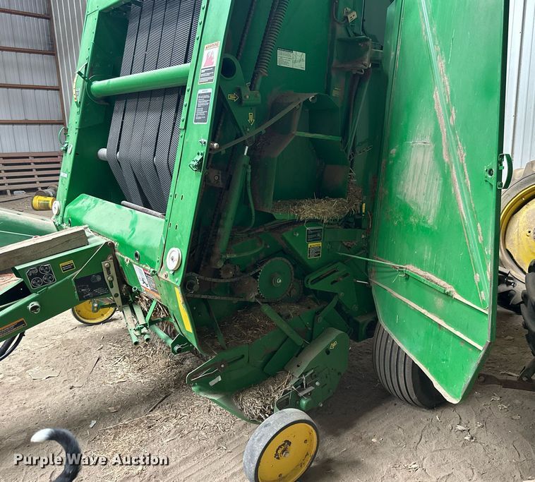 image for item NP9417 2004 John Deere 567  round baler