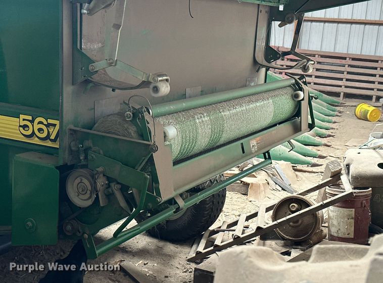 image for item NP9417 2004 John Deere 567  round baler