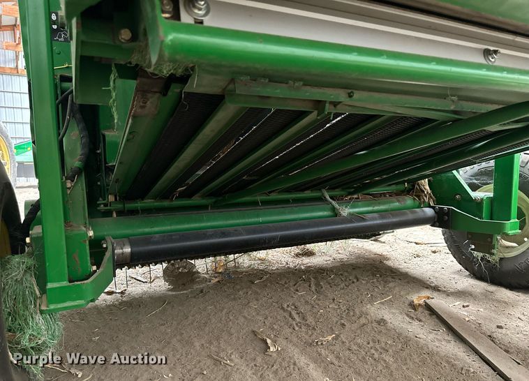 image for item NP9417 2004 John Deere 567  round baler