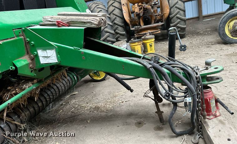 image for item NP9417 2004 John Deere 567  round baler